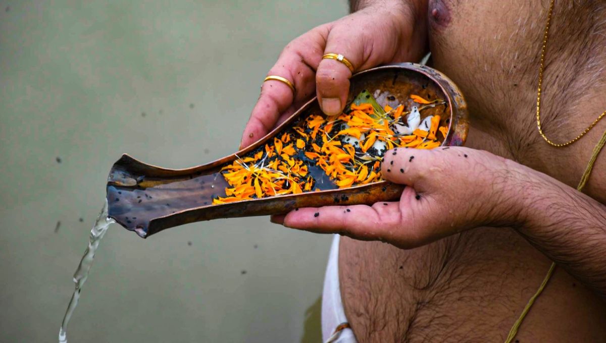 Pitru Paksha 2025 : पूर्वजों की नाराज़गी के ये संकेत न करें नज़रअंदाज़, गरुड़ पुराण में है उल्लेख