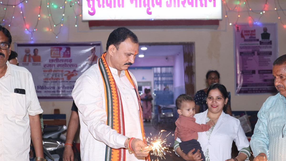 स्वास्थ्य मंत्री श्याम बिहारी जायसवाल ने मरीजों और अस्पताल स्टाफ के साथ मनाई दिवाली, फल और मिठाई किया वितरित