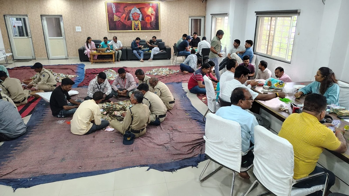 देवास माता टेकरी की खुलीं 21 दान पेटियां, निकले आभूषण, विदेशी करेंसी और भक्तों की भावनाओं से भरी भरी अर्जियां