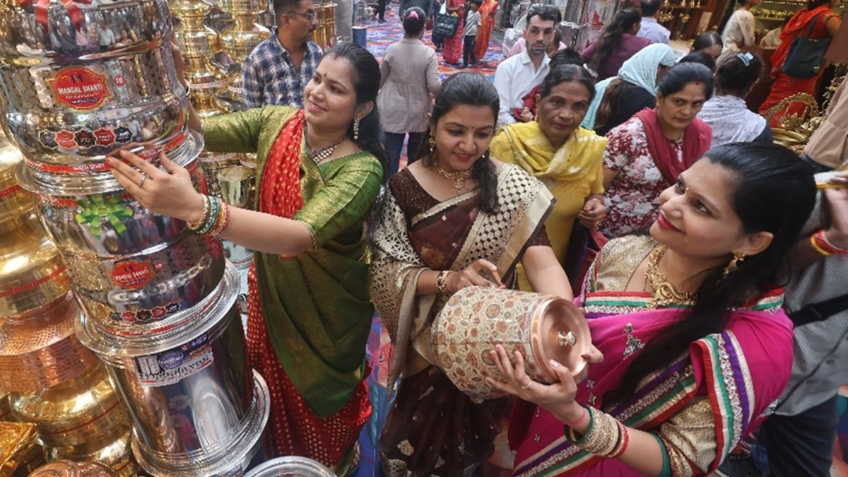 इंदौर में धनतेरस पर खरीदारी की बौछार, बाजार में 1200 करोड़ से अधिक का हुआ कारोबार