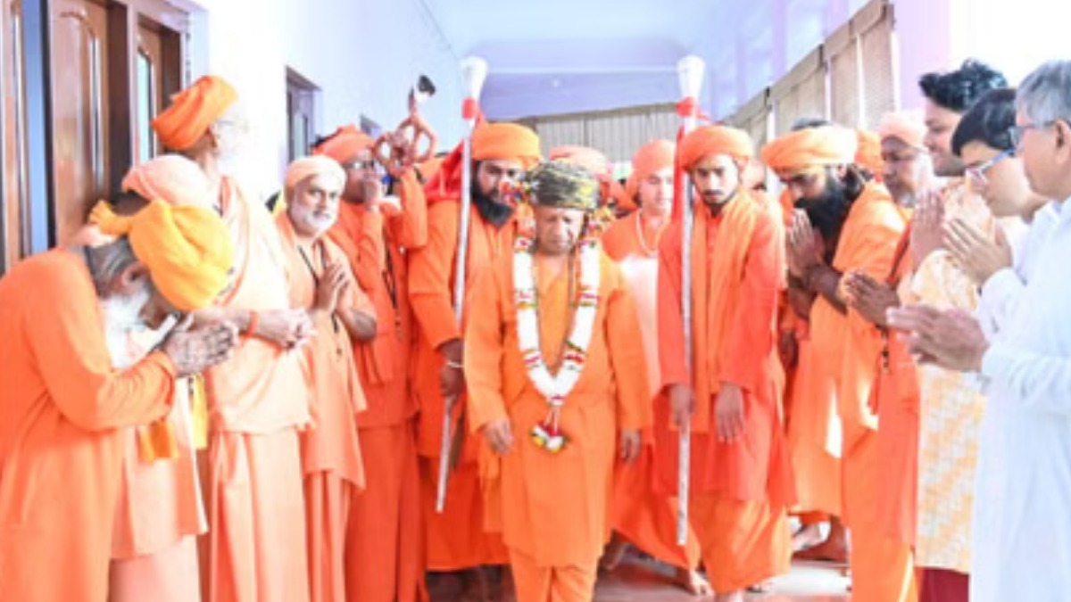 सीएम योगी ने विजयदशमी पर गोरखनाथ मंदिर में की विशेष पूजा, परंपरागत तरीके से की पीठ की आराधना