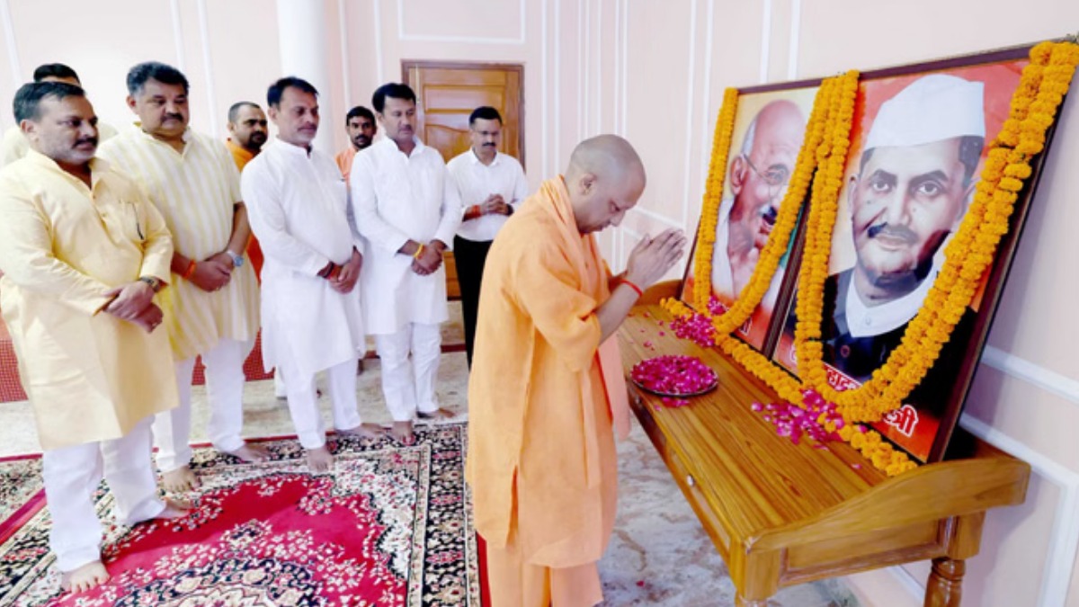 महात्मा गांधी और लाल बहादुर शास्त्री की जयंती पर सीएम योगी ने दी श्रद्धांजलि, चित्र पर पुष्पार्चन कर जताई कृतज्ञता
