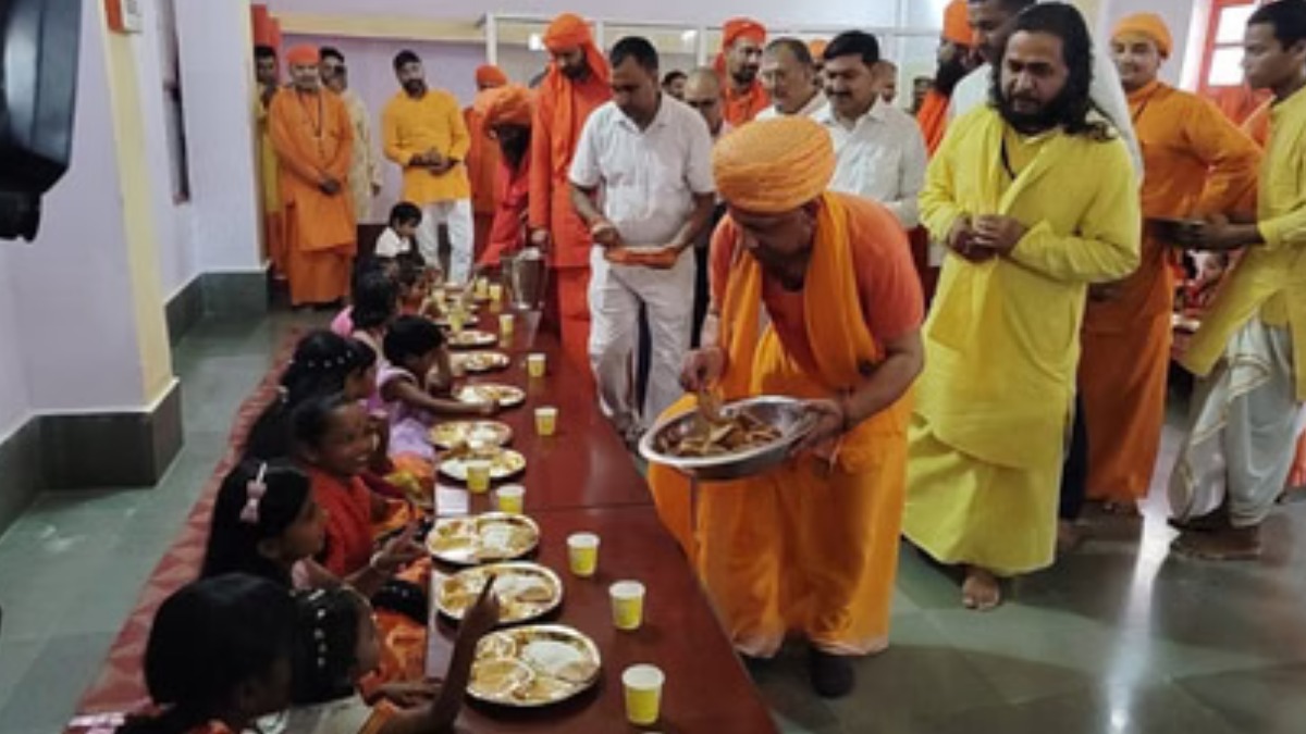 गोरक्षपीठ की परंपरा और मातृ शक्ति का सम्मान, सीएम योगी आदित्यनाथ ने कन्या पूजन किया, अपने हाथ से परोसा भोजन