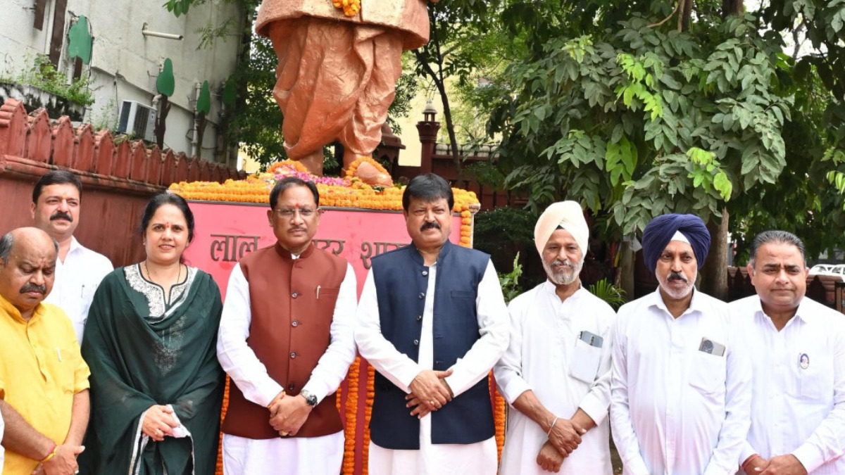 मुख्यमंत्री विष्णुदेव साय ने राष्ट्रपिता महात्मा गांधी और पूर्व प्रधानमंत्री लाल बहादुर शास्त्री की प्रतिमा पर किया माल्यार्पण