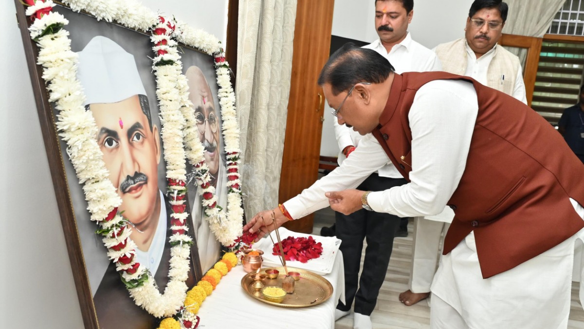 मुख्यमंत्री साय ने राष्ट्रपिता महात्मा गांधी और पूर्व प्रधानमंत्री लाल बहादुर शास्त्री को उनकी जयंती पर किया नमन