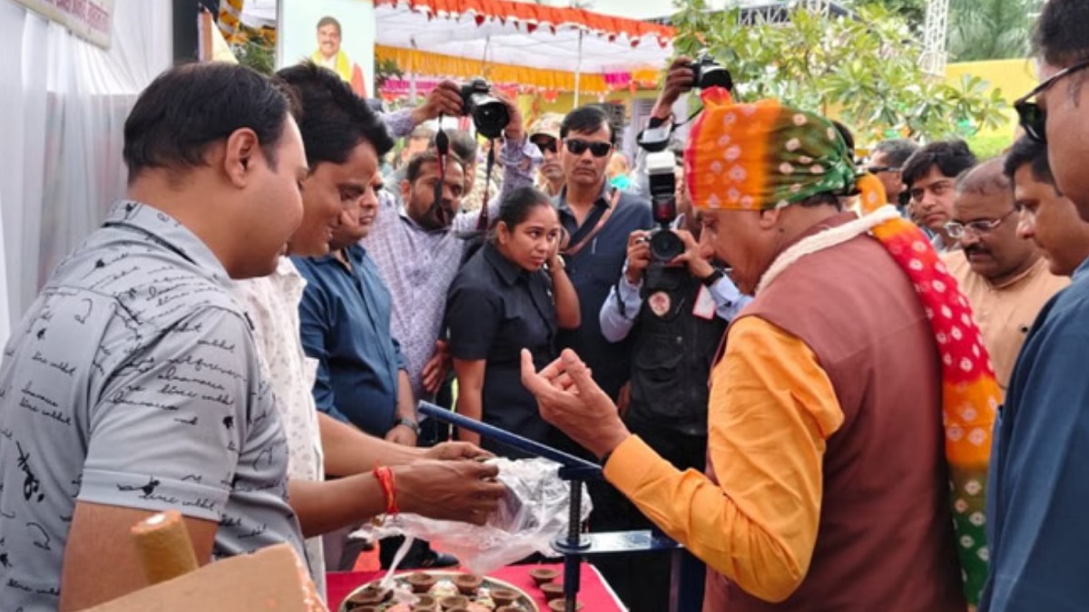 गोबर से बने स्वदेशी दीये देख सीएम मोहन यादव भी हो गए हैरान, इंदौर प्रशासन की जमकर की सराहना