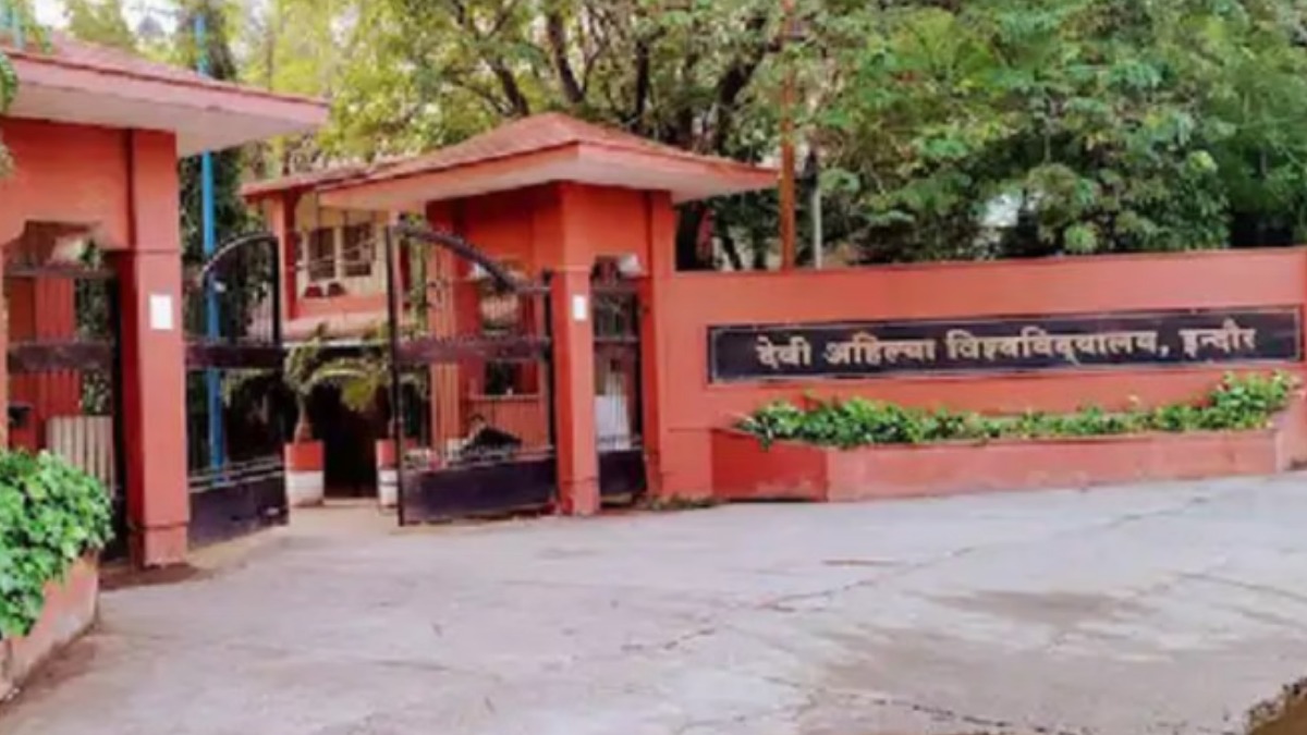 DAVV के IET कैंपस में हुई चोरी और तोड़-फोड़, 14 सीसीटीवी और डीवीआर गायब, चार छात्रों पर दर्ज हुई FIR