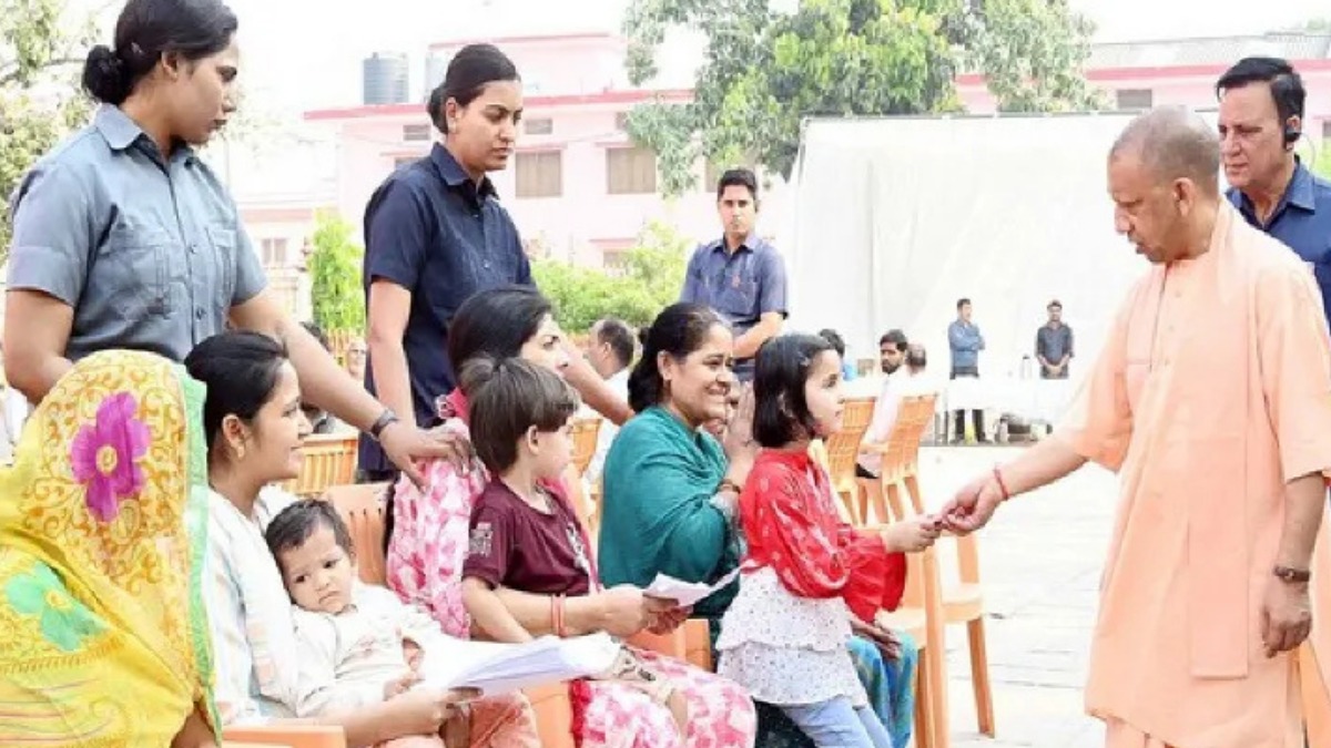 गोरखनाथ मंदिर में सीएम योगी ने बच्चों संग बिताए कुछ खास पल, खूब पढ़ने का दिया आशीर्वाद
