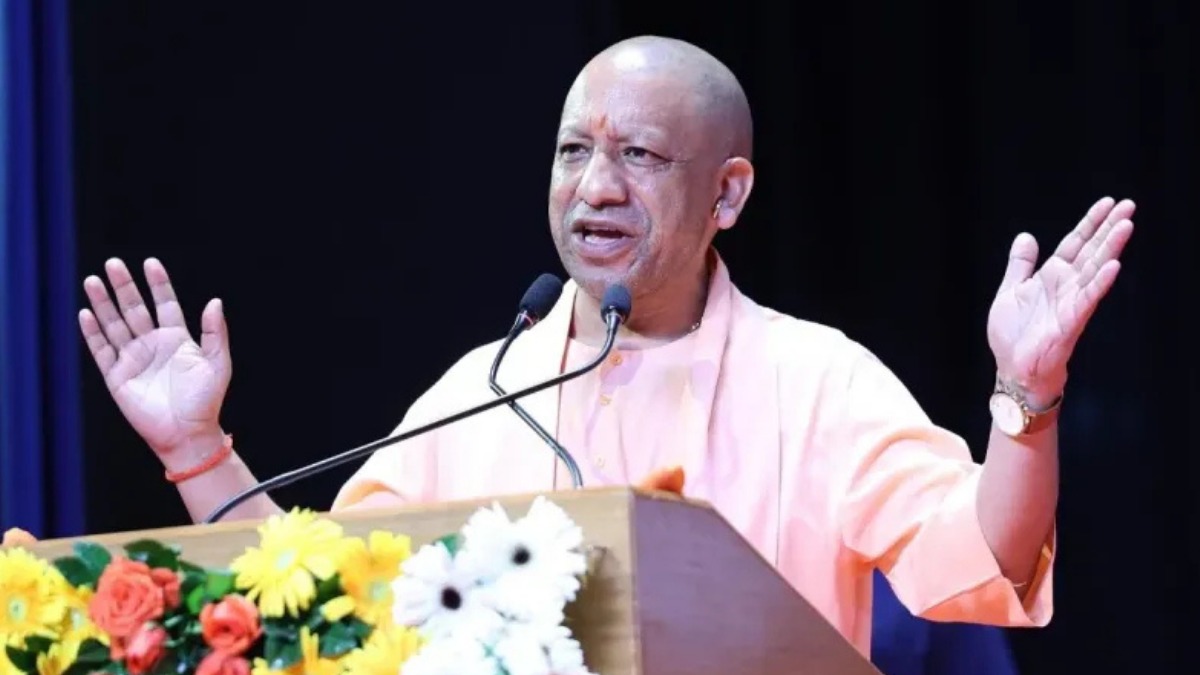 सीएम योगी ने दीवाली से पहले सफाईकर्मचारियों को दिया बड़ा तोहफा, मिलेगा 35 लाख का सुरक्षा बीमा