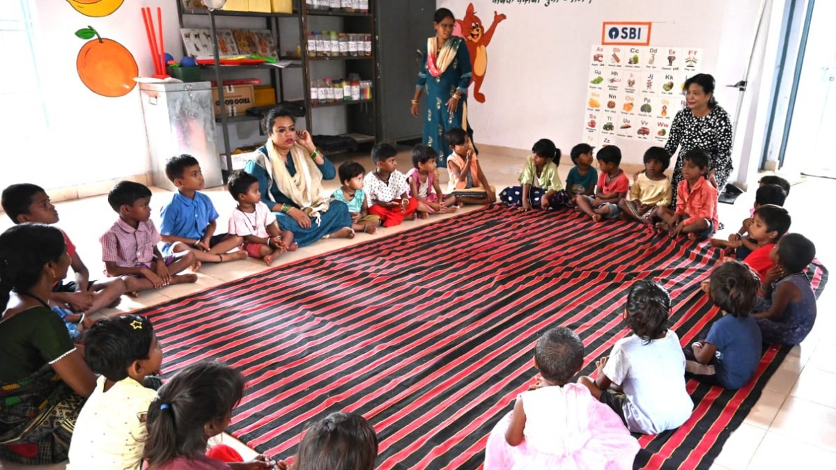 आंगनबाड़ी केंद्रों की बदली तस्वीर खेलते-खिलखिलाते नन्हे कदमों से संवर रहा भविष्य