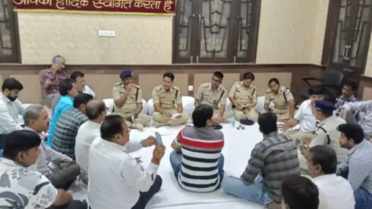 राजवाड़ा में ट्रैफिक सुधार को लेकर डीसीपी ने व्यापारियों संग की बैठक, इलाके में भीड़ नियंत्रण की शुरू हुई तैयारी