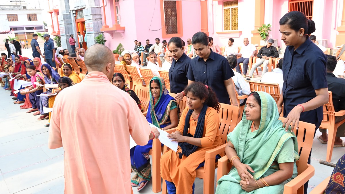 गोरखनाथ मंदिर में लगा सीएम योगी का जनता दरबार, सुनी 200 लोगों की फरियादें, तुरंत समाधान हेतु दिए निर्देश
