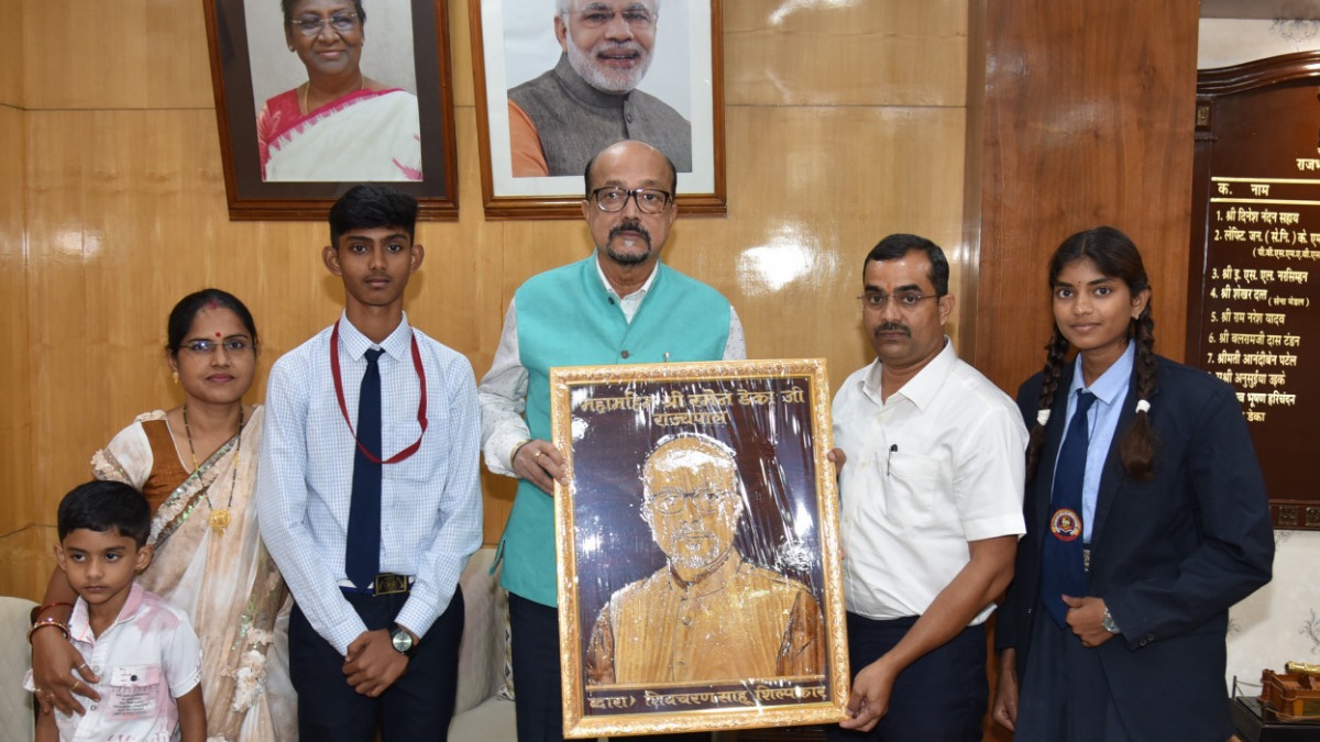 राज्यपाल डेका को मड़ानार स्कूल के बच्चों ने काष्ठ कला से निर्मित पोट्रेट भेंट की