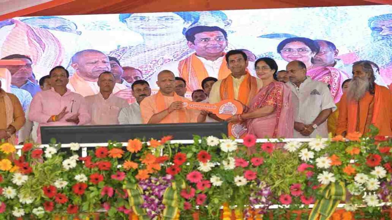 दिवाली से पहले सीएम योगी का बड़ा तोहफा, 160 परिवारों को सौंपी नए फ्लैट्स की चाबियां