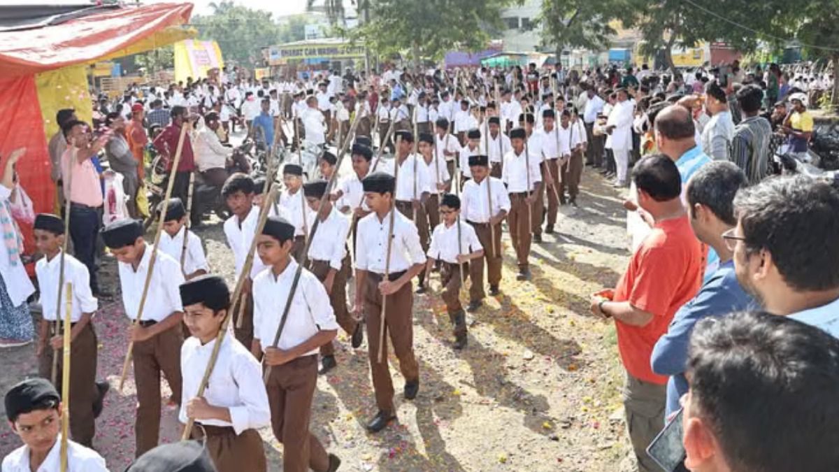 सड़कों पर कदमताल करते नजर आए 20 हजार बाल स्वयंसेवक, Indore में आयोजित हुआ RSS का 90 किलोमीटर लंबा पथ संचलन