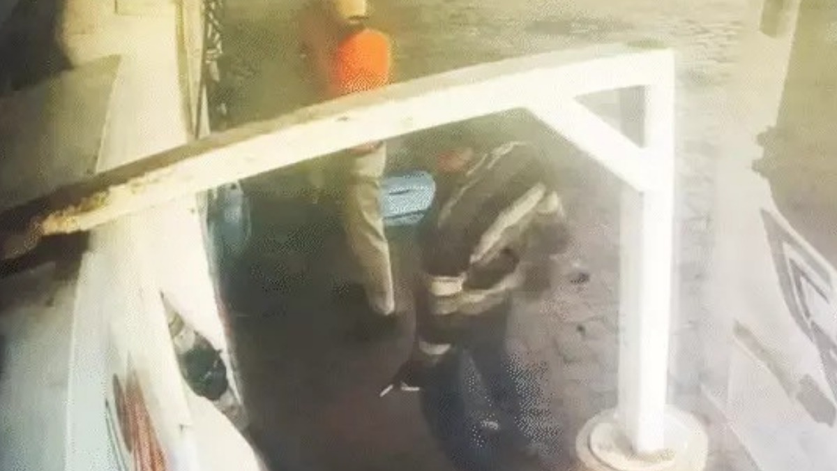 पेट्रोल पंप पर खड़े-खड़े अचानक गिर पड़ा युवक, गाड़ी में डलवा रहा था फ्यूल, डॉक्टरों ने जताई साइलेंट अटैक की संभावना