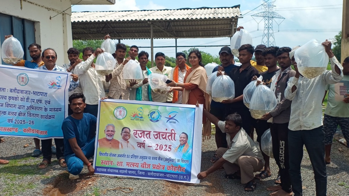बलौदाबाजार जिले के 734 मत्स्य कृषकों को शतप्रतिशत अनुदान में फिंगरलिंग का वितरण