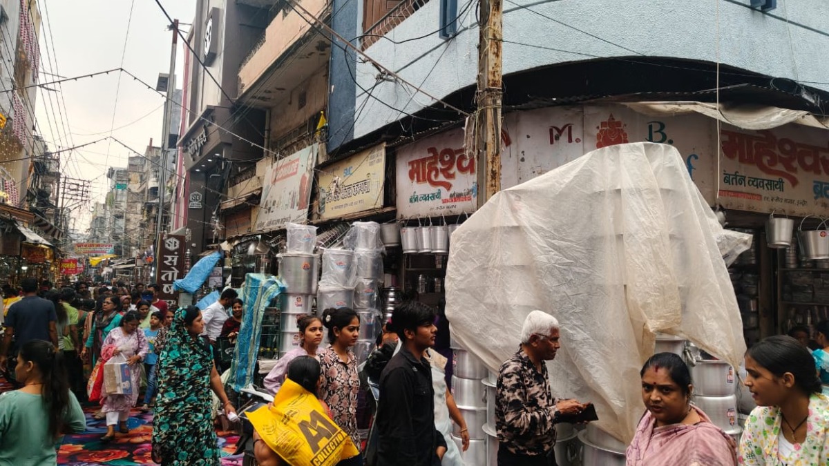 Indore में बेमौसम बारिश ने Dhanteras के बाजार की सजावट बिगाड़ी, ग्राहकी छोड़ समेटना पड़ा सारा सामान