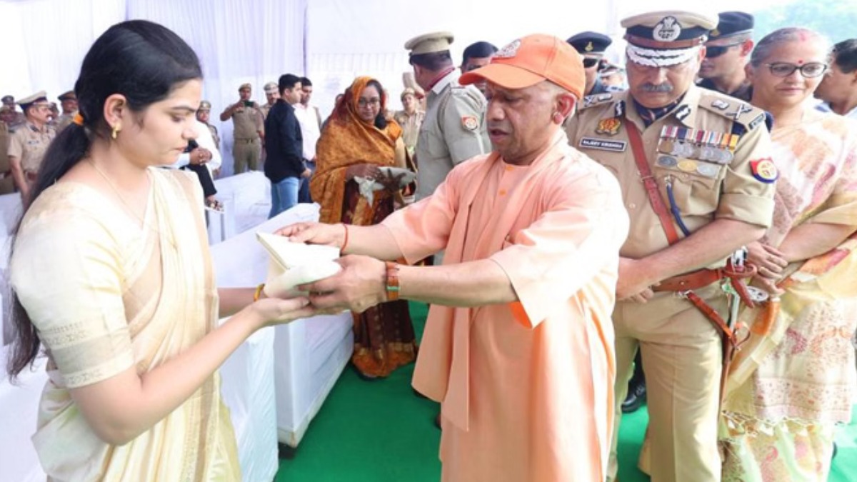 पुलिस स्मृति दिवस बना गौरव का प्रतीक, शहीदों को दी गई श्रद्धांजलि, परिजनों से मिले सीएम योगी