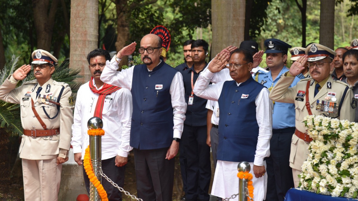 राज्यपाल रमेन डेका और मुख्यमंत्री विष्णु देव साय ने शहीद वाटिका पहुंचकर शहीद जवानों को दी श्रद्धांजलि