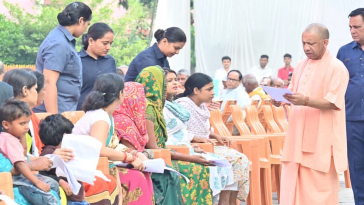 सीएम योगी ने गोरखनाथ मंदिर में किया जनता दर्शन, लोगों की समस्याएं सुन तुरंत कार्रवाई के दिए निर्देश
