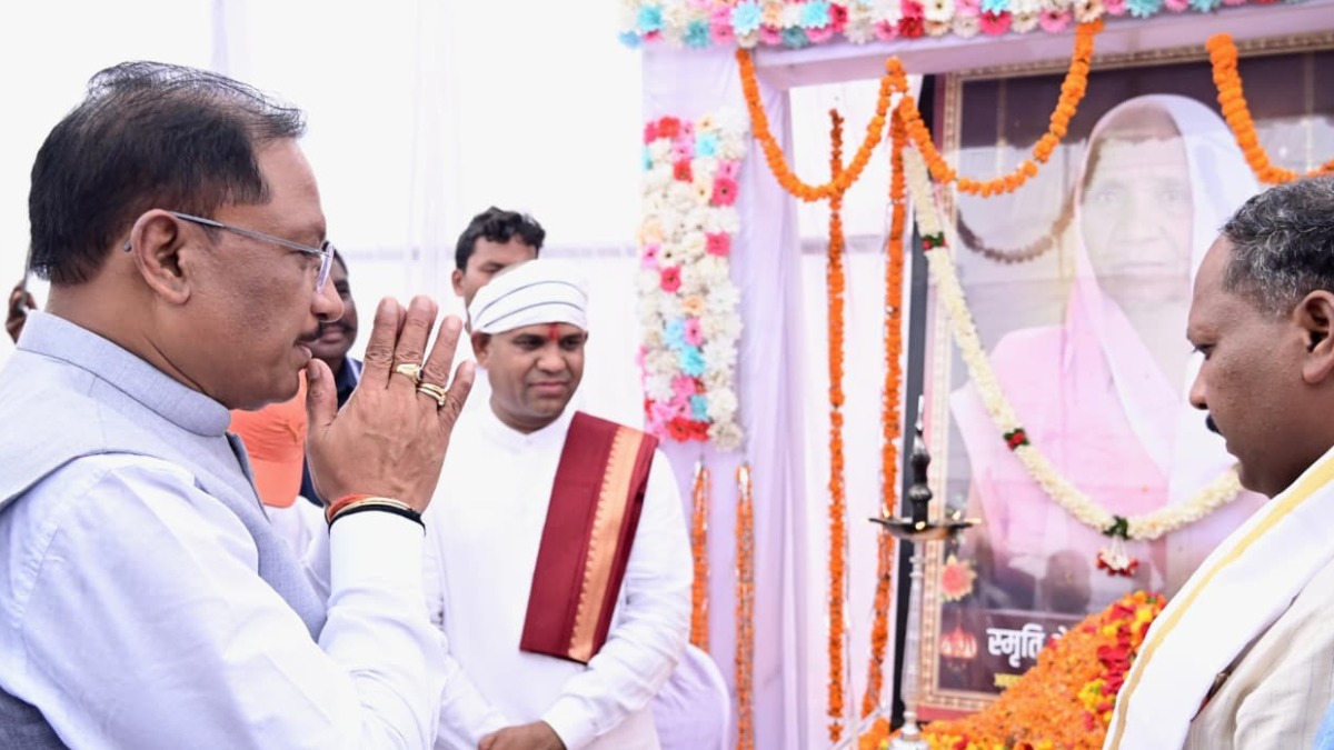 मुख्यमंत्री विष्णु देव साय ने दिवंगत चन्दन बाई जी को दी श्रद्धांजलि:शोक संतप्त परिवार से मिलकर व्यक्त की संवेदना
