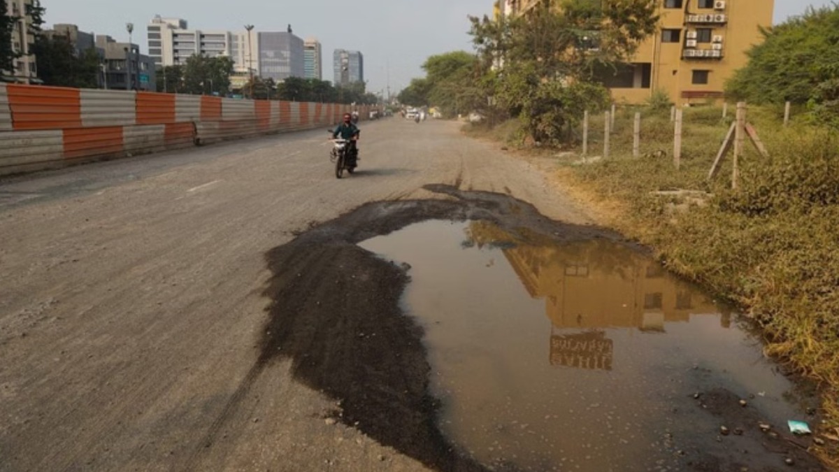 Indore की सड़कें बनी मुसीबत का मोड़, हर गड्ढे में छिपा खतरा, कलेक्टर की सख्ती और महापौर के वादे भी निकले बेअसर