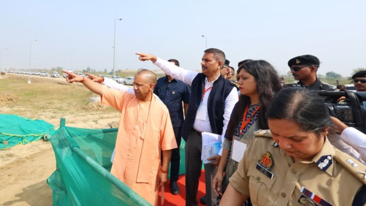 सीएम योगी ने नॉएडा एयरपोर्ट के निर्माण कार्य का किया निरिक्षण, काम में तेजी लाने के दिए निर्देश