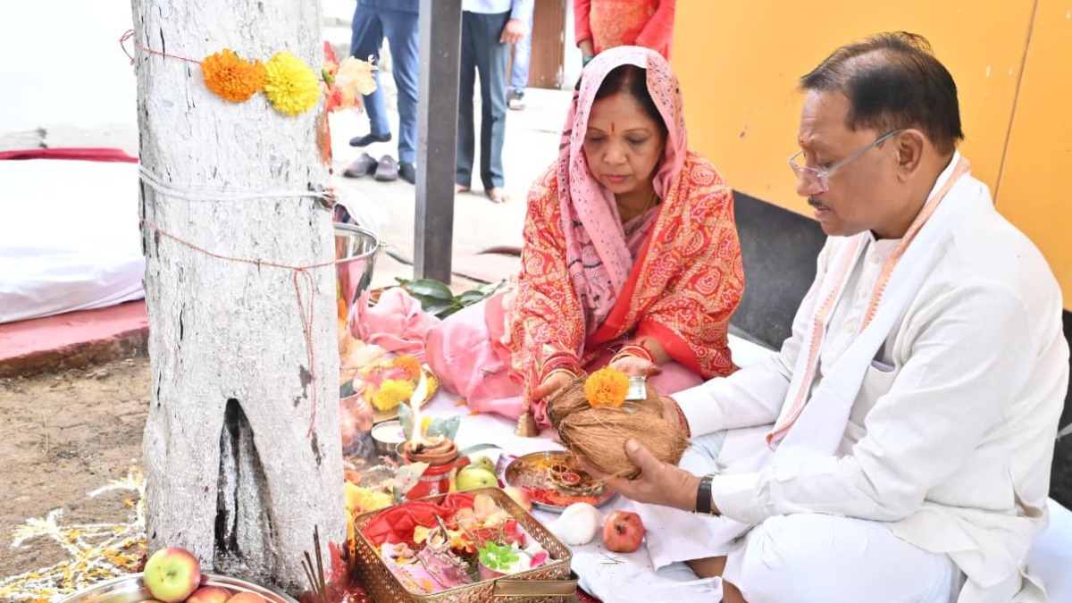 आंवला नवमी पर मुख्यमंत्री ने आंवला वृक्ष की पूजा कर प्रदेशवासियों के सुख-समृद्धि की कामना की
