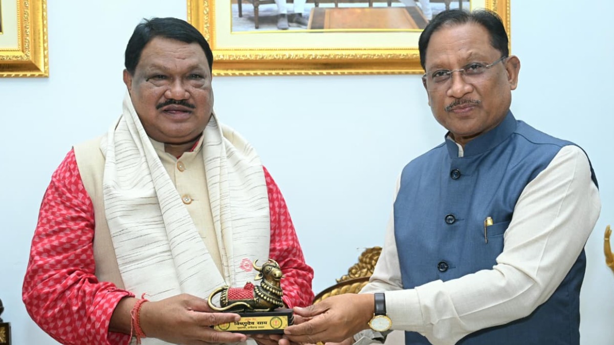 मुख्यमंत्री साय से केंद्रीय जनजातीय कार्य मंत्री जुएल ओराम ने की सौजन्य मुलाकात