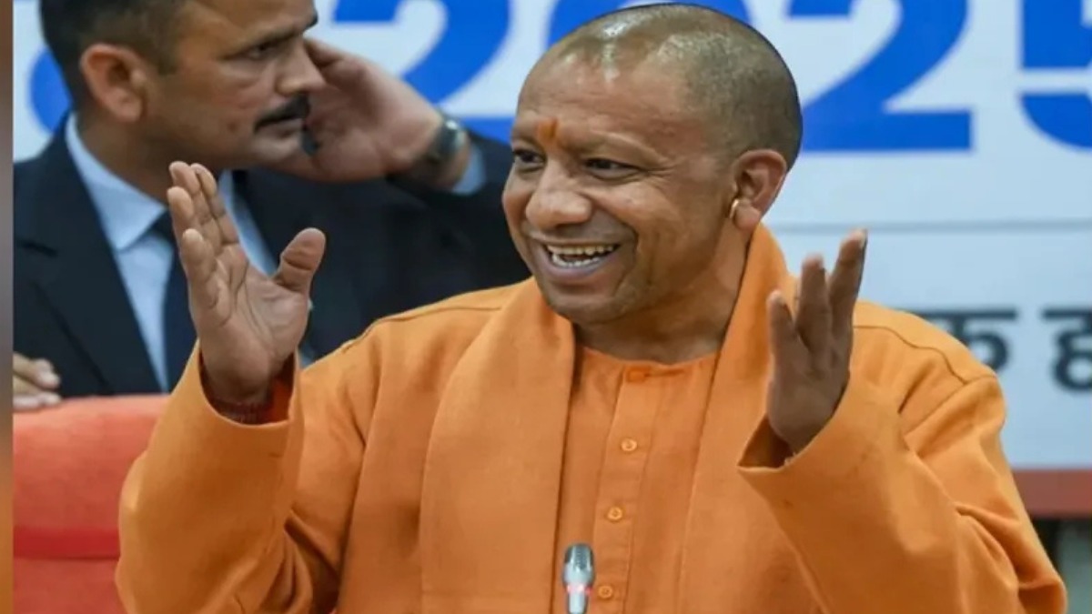 देर क्यों हुई, मंत्री जी? रन फॉर यूनिटी कार्यक्रम में मंच पर दिखा योगी आदित्यनाथ का मज़ाकिया अंदाज़