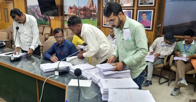 काम में सुस्ती का खामियाजा, गणना प्रपत्र समय पर डिजिटाइज न करने पर BLO और सुपरवाइजर निलंबित, कलेक्टर ने की सख्त कार्रवाई