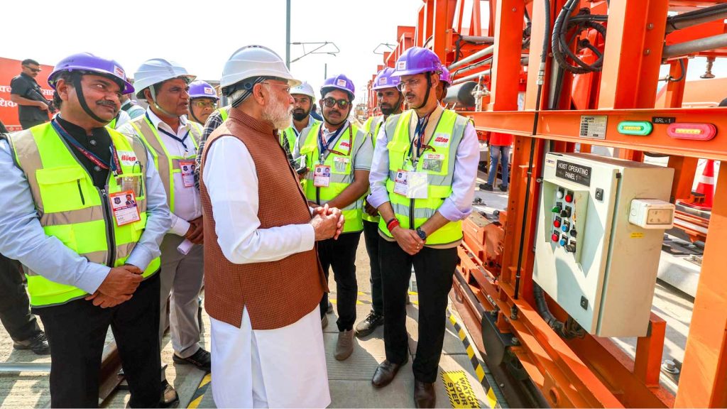 देश की पहली बुलेट ट्रेन का सपना हो रहा साकार, पीएम मोदी ने सूरत स्टेशन पर लिया प्रोजेक्ट का जायजा, 2026 में ट्रायल रन संभावित