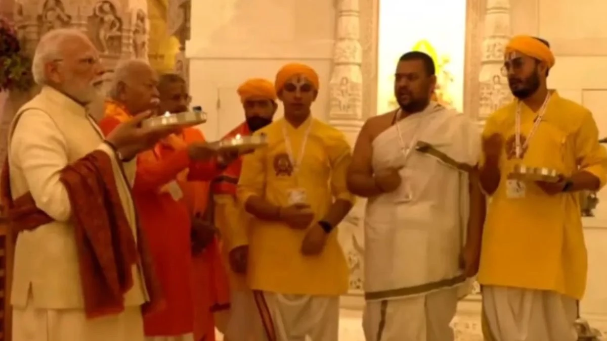 अयोध्या में ऐतिहासिक क्षण, प्रधानमंत्री मोदी और मोहन भागवत ने राम मंदिर शिखर पर चढ़ाई पवित्र ध्वजा, गूंज उठा पूरा परिसर
