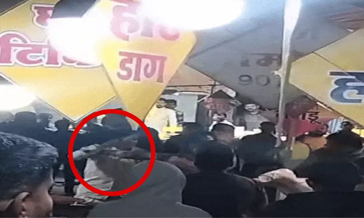 Indore News : सराफा चौपाटी में हुआ हंगामा, ग्राहक को लेकर आपस में ही भीड़ गए दो व्यापारी, खूब चले लात-घूंसे