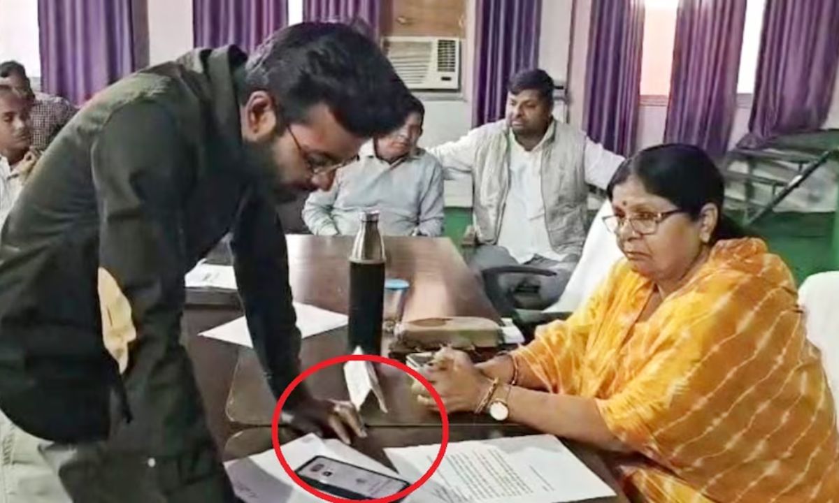 एमपी में खुलेआम भ्रष्टाचार, कर्मचारी ने महापौर के सामने मांगे पैसे, वीडियो हुआ वायरल