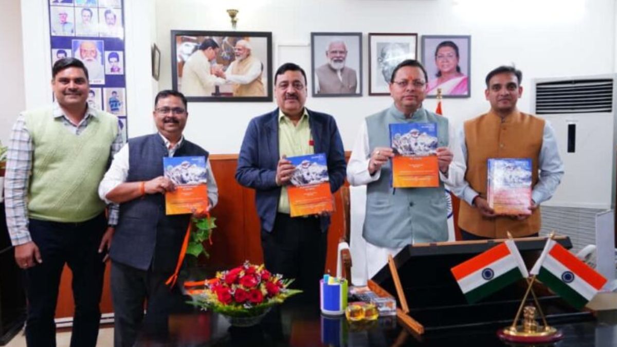 मुख्यमंत्री ने किया औद्योगिक विकास तथा सूक्ष्म, लघु एवं मध्यम उद्यम विभाग के शासनादेशों के संकलन का विमोचन