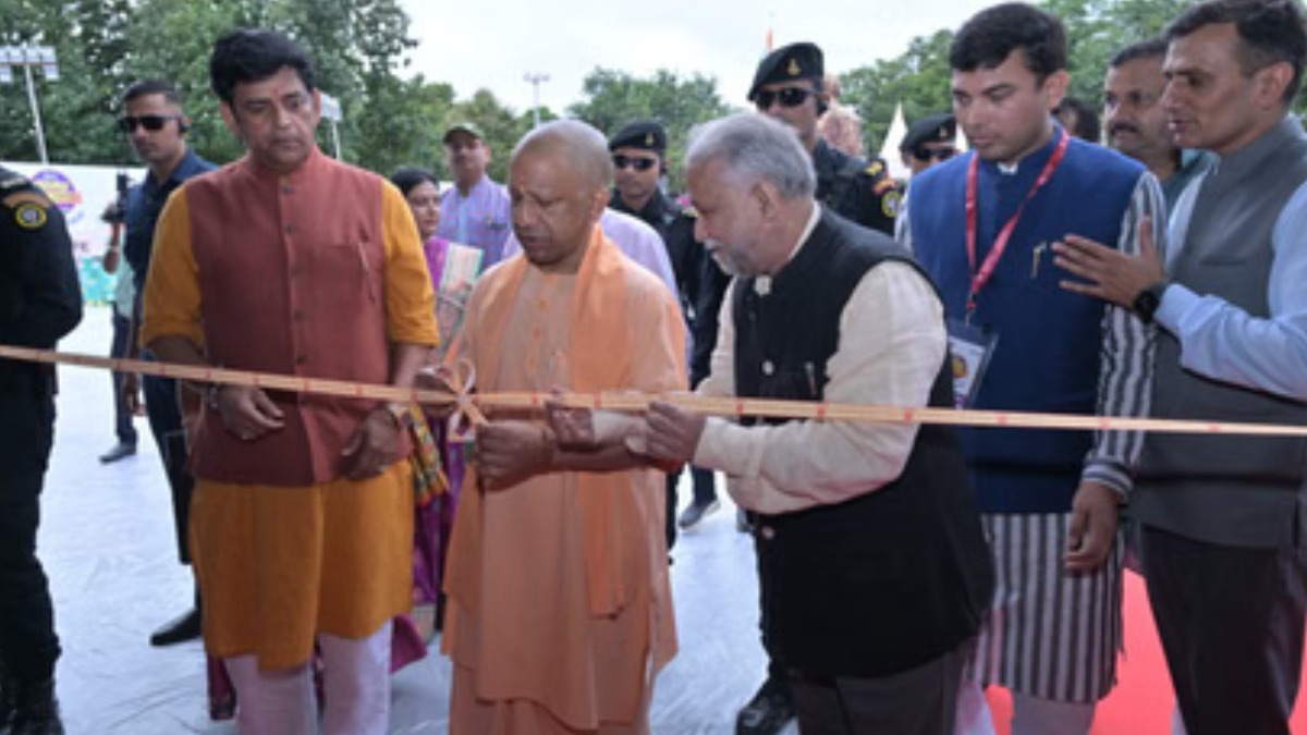 योगी आदित्यनाथ ने किया गोरखपुर पुस्तक महोत्सव का शुभारंभ, बच्चों को दी पुस्तकें