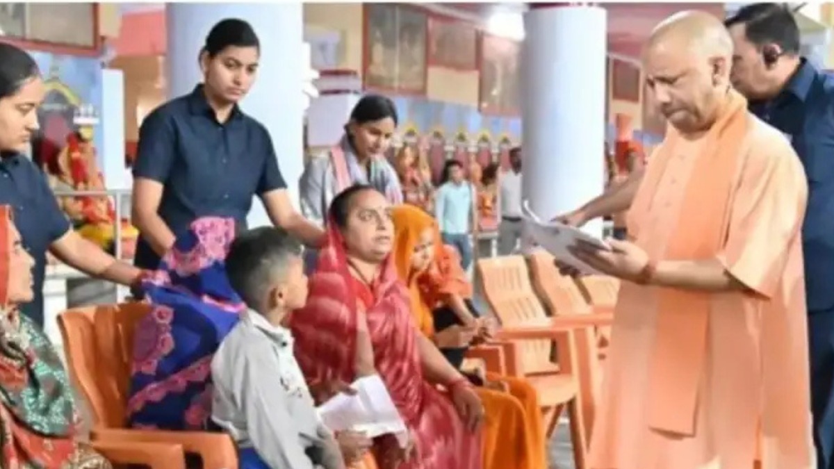 जनता दरबार में सीएम योगी ने सुनी लोगों की फरियादें, दिए त्वरित समाधान के निर्देश