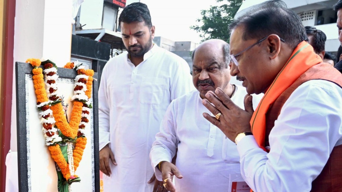 मुख्यमंत्री ने छत्तीसगढ़ महतारी की प्रतिमा पर माल्यार्पण कर उन्हें नमन किया