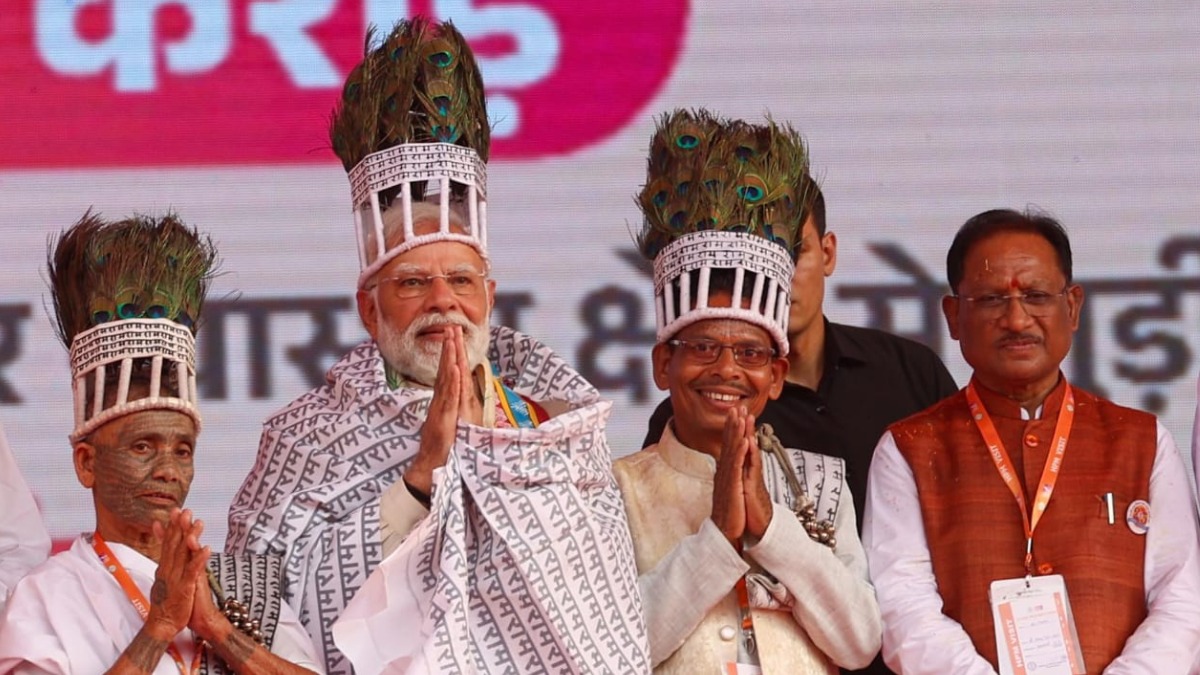 आस्था ने छुआ हृदय : प्रधानमंत्री नरेंद्र मोदी से रामनामी समाज के प्रतिनिधियों की आत्मीय भेंट