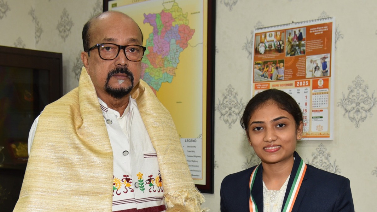 राष्ट्रपति पुरस्कार से सम्मानित एनएसएस की छात्रा लेखनी साहू ने राज्यपाल से की सौजन्य भेंट