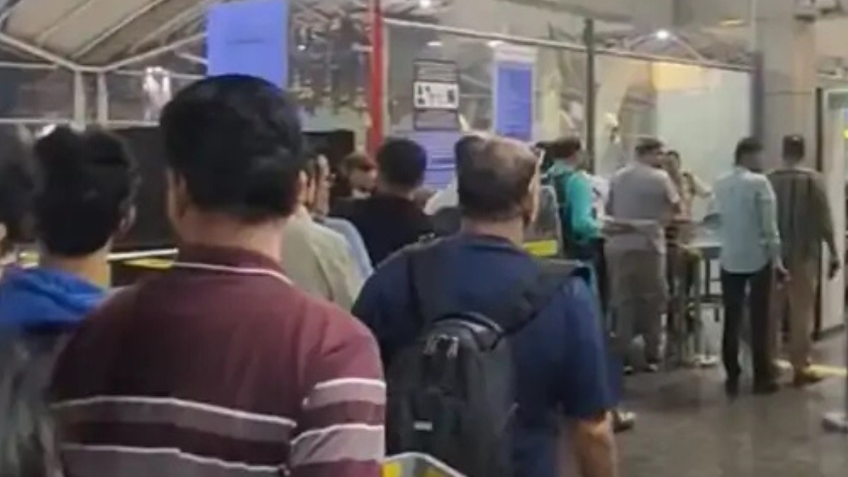 इंदौर एयरपोर्ट पर लग रही लंबी लाइनें, एंट्री गेट से सिक्योरिटी तक जाम, विंटर शेड्यूल से बढ़ी से यात्रियों की परेशानी