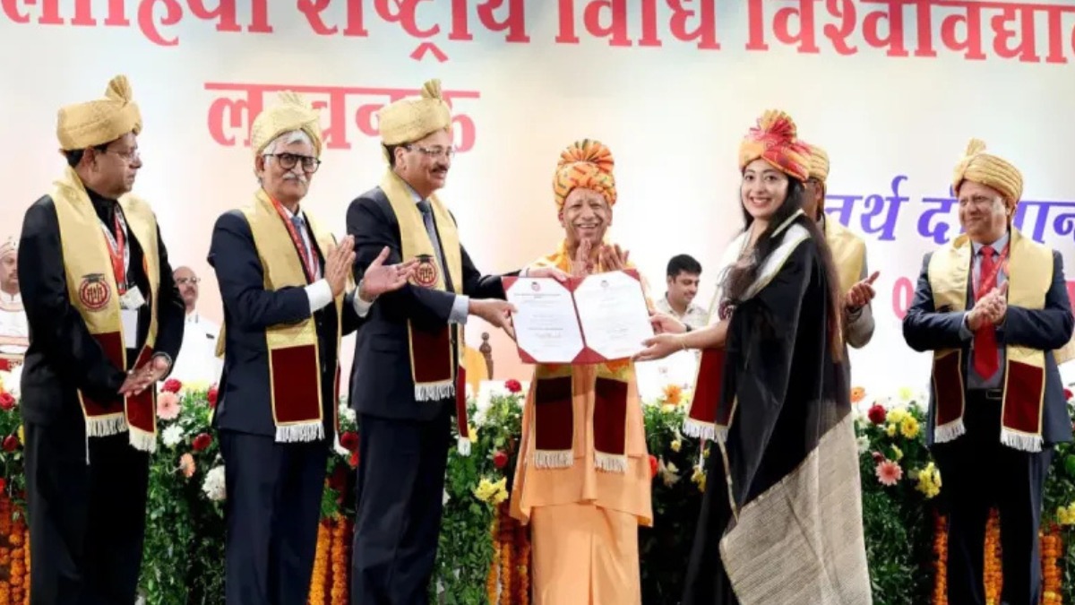 लोहिया विधि विश्वविद्यालय के दीक्षांत समारोह में सीएम योगी ने भरी नई ऊर्जा, विद्यार्थियों को दिया कानून के जरिये समाज को दिशा का संदेश