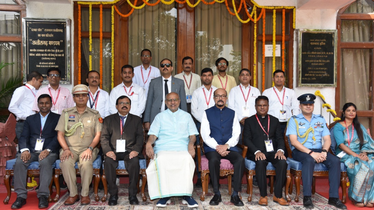 उप राष्ट्रपति ने राजभवन परिवार के साथ कराई फोटोग्राफी