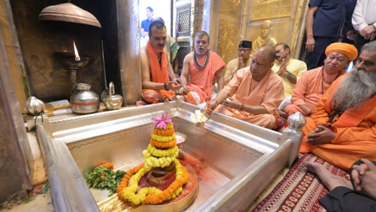 सीएम योगी ने बाबा कालभैरव के दर पर टेका माथा, काशी में प्रधानमंत्री मोदी के स्वागत की तैयारियों का लिया जायजा