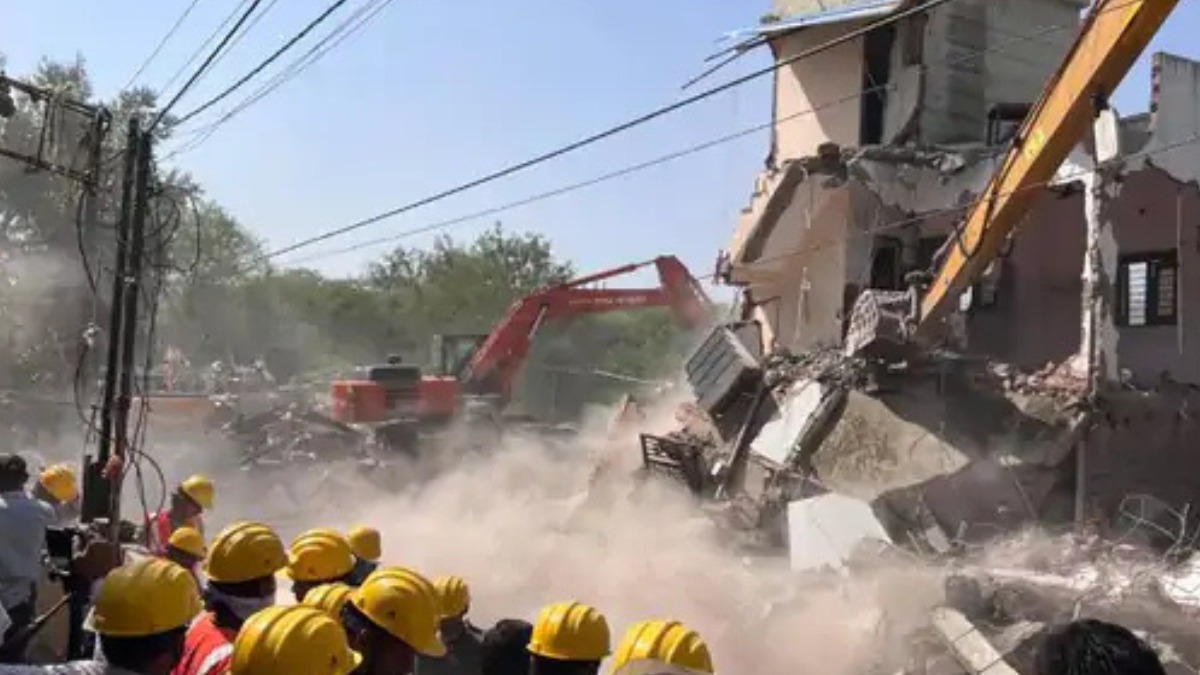 MR-9 और LIG लिंक रोड पर नगर निगम की कार्रवाई, 182 मकानों एवं दुकानों पर चला बुलडोजर