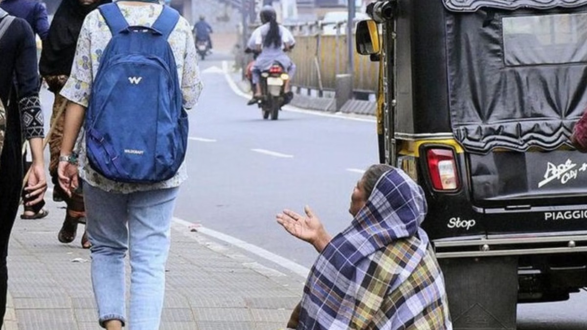 भिक्षावृत्ति रोकने के लिए Indore कलेक्टर ने जारी किए सख्त निर्देश, भिखारियों से पेन-गुब्बारे खरीदने पर भी लगी रोक