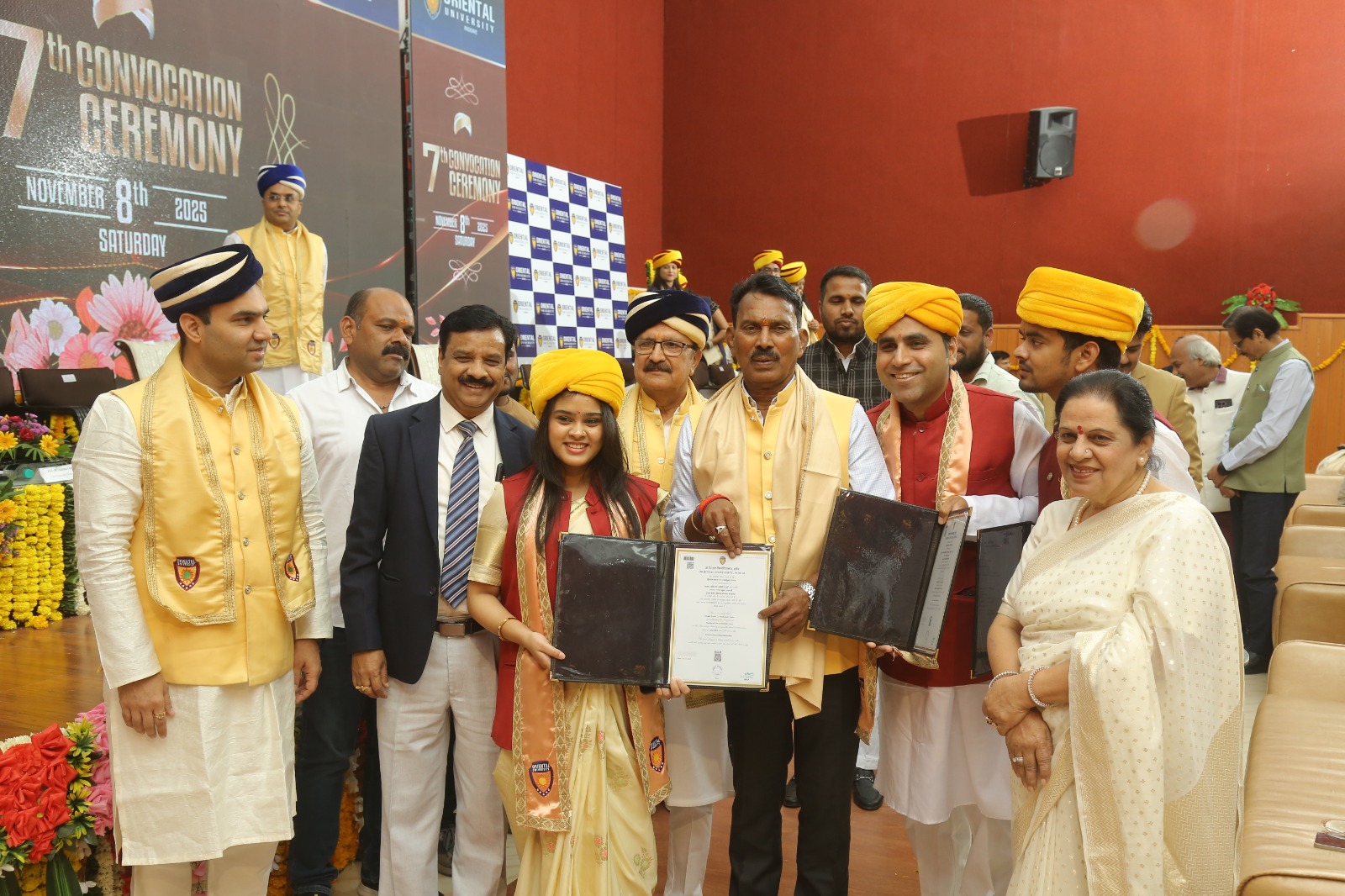 ओरिएंटल यूनिवर्सिटी के सातवें दीक्षांत समारोह में रोबोट ‘आर्या’ बनी आकर्षण का केंद्र, निभाई गोल्ड मेडल वितरण की भूमिका