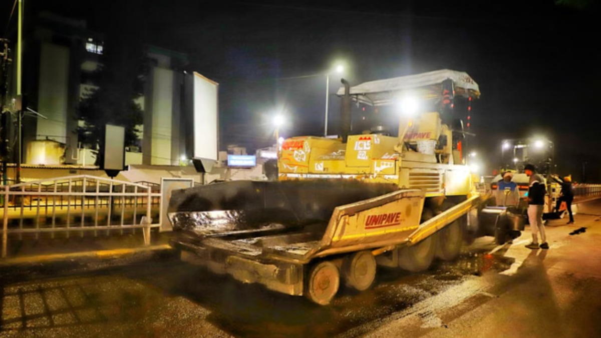 दिवाली के बाद भी Indore की सड़कों पर गड्ढों का राज, पेचवर्क का इंतज़ार अब भी जारी, मंत्री विजयवर्गीय ने रात को किया निरिक्षण